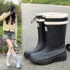 Botas de Chuva Quentes da Moda de Veludo para Mulheres, de Cano Médio, Impermeáveis e Antiderrapantes, Calçados de Borracha para Uso Externo e Trabalho, Botas de Chuva para Exterior