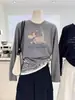 Camiseta de manga larga moderna y versátil para mujer con diseño de hombro recto, hecha de algodón puro, en un elegante color gris con un diseño sofisticado y textura acanalada, perfecta para el otoño.