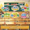 Decoração de cena de cerimônia de abertura, placas de mesa, placas de mão, enfeites, decorações de sala de aula de escola primária e jardim de infância, bandeiras, adereços para fotos