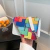 A popular bolsa pequena de corrente de estilo estrangeiro fresco deste ano para mulheres 2024 primavera nova moda cor de contraste pendurada pequena bolsa quadrada