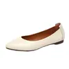 Sapatilhas Femininas de Couro Macio Bico Fino 2026 Novo Estilo Preto Branco Amarelo Salto Baixo Confortáveis Versáteis Casuais Sapatos de Couro Sapatilhas com Solado Macio