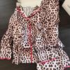 Pijama Feminino Estilo Francês de Luxo Leve com Estampa de Leopardo Rosa em Seda Gelada, Novo Conjunto de Loungewear de Manga Longa e Calça Longa para Primavera e Outono, Adequado para Uso Externo
