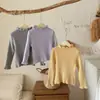 Novos estilos de outono e inverno: suéteres doces com acabamento em renda para meninas, peças básicas para bebês, blusas de tricô de manga comprida em cores de doce