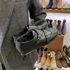 Mocassins Femininos de Bico Quadrado com Salto Interno Entalhado Retrô de 4cm Sapatos Femininos 2025 Outono e Inverno Novo Estilo Britânico Quentes Sapatos de Couro Pequenos