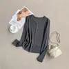 Diseño de cuello en V con detalles de botones, camiseta casual de manga larga para mujer, otoño e invierno 2026, adecuada para usar en capas o sola, corte ajustado, hombro normal, top de moda