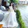 Atuendo Estilo Vacaciones en la Playa: Vestido Largo Blanco de Encaje con Cuello Halter para Mujer, Nuevo Estilo de Verano, Muy Bonito y Único