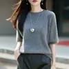 Artesanía impecable tela cepillada suave y esponjosa cuello redondo manga corta simple versátil temperamento de primavera y otoño estilo perezoso top para mujer