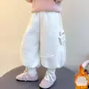 Pantalones de Felpa con Oso Lateral Estilo Coreano para Niñas Otoño/Invierno 2026 Nueva Moda Infantil Pantalones Casuales Engrosados para Niñas Pequeñas