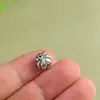 Pendente de Flor Pequena Tridimensional Vintage Desgastado Rei Cervo Dourado Prata S925 Acessório para Pendurar Corda Trançada Feita à Mão DIY