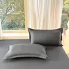 Un par de fundas de almohada de algodón lavado, cada una de 48 cm x 74 cm, adecuadas para camas individuales o dobles, en colores lisos