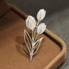 Elegante broche de ramo de tulipanes bicolor dorado y plateado con micro incrustaciones de circonitas, broche de dama suave para combinar con todo para evitar la luz