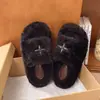 Novas Chinelos de Pelúcia com Solado Grosso e Dedos Abertos para Mulheres Outono/Inverno 2026, Chinelos Casuais Modernos e Versáteis