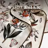 Lenço Quadrado de Seda e Lã Versátil de Alta Qualidade 65cm Xale Elegante e Estiloso para Roupa Externa Coleção Outono e Inverno 2026 Lenço de Seda