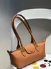 Piel de vaca de capa superior estilo francés 2026 primavera-verano nuevo bolso baguette, bolso tipo dumpling, bolso de mano para el trabajo, bolso de hombro, bolso cruzado, bolso de axila
