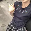 Produtos de Alta Qualidade da R*S! Primavera/Verão 2026 Estilo Coreano Retro Desenho Animado Bordado Gola Redonda Slim Fit Manga Curta Camiseta