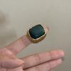 Anillo abierto cuadrado grande de resina para mujer, diseño de nicho de lujo ligero europeo y americano, anillo vintage antiguo de alta calidad.