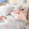 Temporada de Volta às Aulas Conjunto de Roupa de Cama de Algodão Fofo Estilo College com Desenho Animado de Quatro Peças para Crianças e Estudantes, Conjunto de Roupa de Cama 100% Algodão, Conjunto de Três Peças para Dormitório