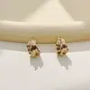 Pendientes de estilo niche europeo y americano, aros de diseño irregular de alta gama, pendientes chapados en oro, accesorios para orejas versátiles de lujo ligero