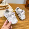Tênis de Treinamento Alemão Infantil com Renda de Coelhinho Estilo Primavera/Outono 2026 Bolinhas Fofo Antiderrapante Solado Macio Menina Sapatos Casuais Forrest Gump