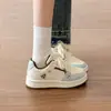 Zapatos Blancos de Suela Gruesa Estilo Coreano de Alto Valor para Mujer 2026 Nuevos Zapatos Casuales Zapatos de Tabla Otoñales Versátiles Zapatos de Pan para Mujer