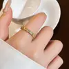 Anillo Abierto de Nuevo Estilo Dorado con Diamantes Completos y Circonita Verde para Mujer, Lujo Ligero, Diseño de Nicho de Gama Alta, Joyería Elegante
