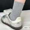 Calcetines blancos holgados para mujer en esquema de colores dopamina con rayas de textura fina, longitud hasta la pantorrilla, absorbentes de sudor y transpirables, venta al por mayor desde Zhuzji