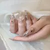 Uñas Portátiles Hechas a Mano al por Mayor Tiras de Producto Terminado Color Nude de Alta Gama Calcomanías para Uñas con Brillo y Diamantes Lujo Ligero Elegante Venta Directa de Fábrica