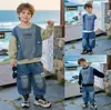 Atuendo diario escolar para niño pequeño: elegante y refrescante conjunto de dos piezas con sudadera de mezclilla raglán de color contrastante con cuello redondo para otoño