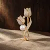 Broche de lapela de terno feminino de alta qualidade, versátil, anti-luz, pérola, strass, flor de tulipa, acessórios de broche