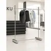 Estante de exhibición plateado, perchero de piso de acero inoxidable engrosado para tiendas de ropa, estante de exhibición tipo isla para tiendas de ropa de hombre y mujer
