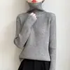 Suéter de cuello alto para mujer talla grande, nueva colección otoño/invierno 2025, base de punto acanalado, simple y versátil, suéter grueso para mujer