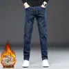 Ropa para Hombre Maple House / Colección Otoño/Invierno 2026: Jeans rectos para hombre, con forro polar, engrosados, modernos y elegantes, para uso de negocios casual.