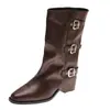 Fivela de cinto de couro genuíno, salto grosso, botas estilo Dr. Martens para mulheres, nova coleção outono/inverno 2026, botas de bico fino até a panturrilha com fivela de metal, botas da moda