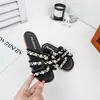 Pantuflas abiertas con borlas elegantes de estilo coreano para niña, para uso en exteriores, nuevos zapatos de princesa dulces con perlas, verano 2026