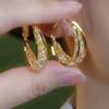 Brincos de luxo com fivela de orelha em ouro vazado incrustado com diamantes, design de nicho, elegantes e leves, brincos de luxo para mulheres