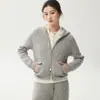 Colección Otoño/Invierno 2026 de Yanfan: Cárdigan de punto de cachemira para bebé estilo retro americano para mujer, con patrón de trenzas, doble cremallera y capa exterior engrosada