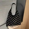 Moda internacional, bolsa tote casual de grande capacidade para mulheres, com um fofo design de bolinhas, estilo novo e moderno 2026, bolsa transversal estilosa e da moda.