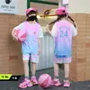 Traje de Baloncesto Infantil Niños y Niñas Falso Dos Piezas Secado Rápido Traje de Entrenamiento Deportivo Camiseta Estampada de Manga Corta Compra en Grupo