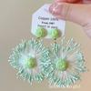Aretes de isla hechos a mano de girasol de rafia y pasto, aretes de flores grandes exagerados de personalidad junto al mar, venta al por mayor de aretes