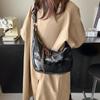 Bolsa de bolinho casual para deslocamento diário feminina 2025 nova moda casual grande capacidade bolsa transversal bolsa de ombro com pingente de urso