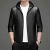 Chaqueta de Cuero para Hombre Solapa Estilo con Capucha de Alta Calidad Chaqueta de Cuero Engrosada con Terciopelo Nuevo Estilo Otoño/Invierno 2026 Ropa de Padre Ropa de Abrigo