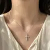 Collar con Colgante de Cruz de Circonita Plateada Estilo Francés para Mujer, Sencillo y Exquisito, con un Diseño Único, Cadena para Clavícula Moderna y Versátil