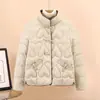 Nova coleção de inverno para mães de meia-idade antenadas em moda: jaquetas acolchoadas de algodão estilosas e quentes, designs curtos e chiques, casacos de algodão com enchimento de plumas para mulheres com golas altas e acolchoamento extra