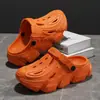 Zuecos de suela gruesa para hombre 2026 nuevo verano exterior antideslizantes resistentes al olor que aumentan la altura EVA de punta cerrada sandalias de playa
