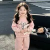Conjunto de forro polar con estampado de conejo de dibujos animados para otoño e invierno, dulce conjunto de dos piezas estilo coreano con lazo de dibujos animados para niñas y niños pequeños