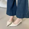 Sapatos de Couro Patente com Salto Baixo e Laço, Sapatos Individuais Marrons de Bico Raso para Mulheres, Salto Gatinho, Confortáveis para o Trabalho, Início da Primavera 2026