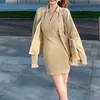 Vestido de punto fino ajustado "Old Money Soft Season" de Lilylik + cárdigan de lana: un atuendo listo para usar que elimina las dudas al salir