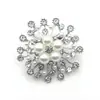 Elegante elegante lujo broche de perla de imitación moda femenina todo-partido copo de nieve pin de alta gama elegante corsage accesorios para abrigo