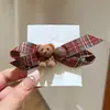 Presilha de cabelo com laço de urso flockado estilo coreano para outono e inverno, com design de tecido xadrez, estilo de presilha lateral, e adequada para prender franjas ou mechas soltas