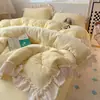 Estilo Hepburn Línea A Tallado Leche Polar Juego de Cuatro Piezas Invierno Estilo Encaje Funda de Edredón Engrosada Sábana Juego de Cama